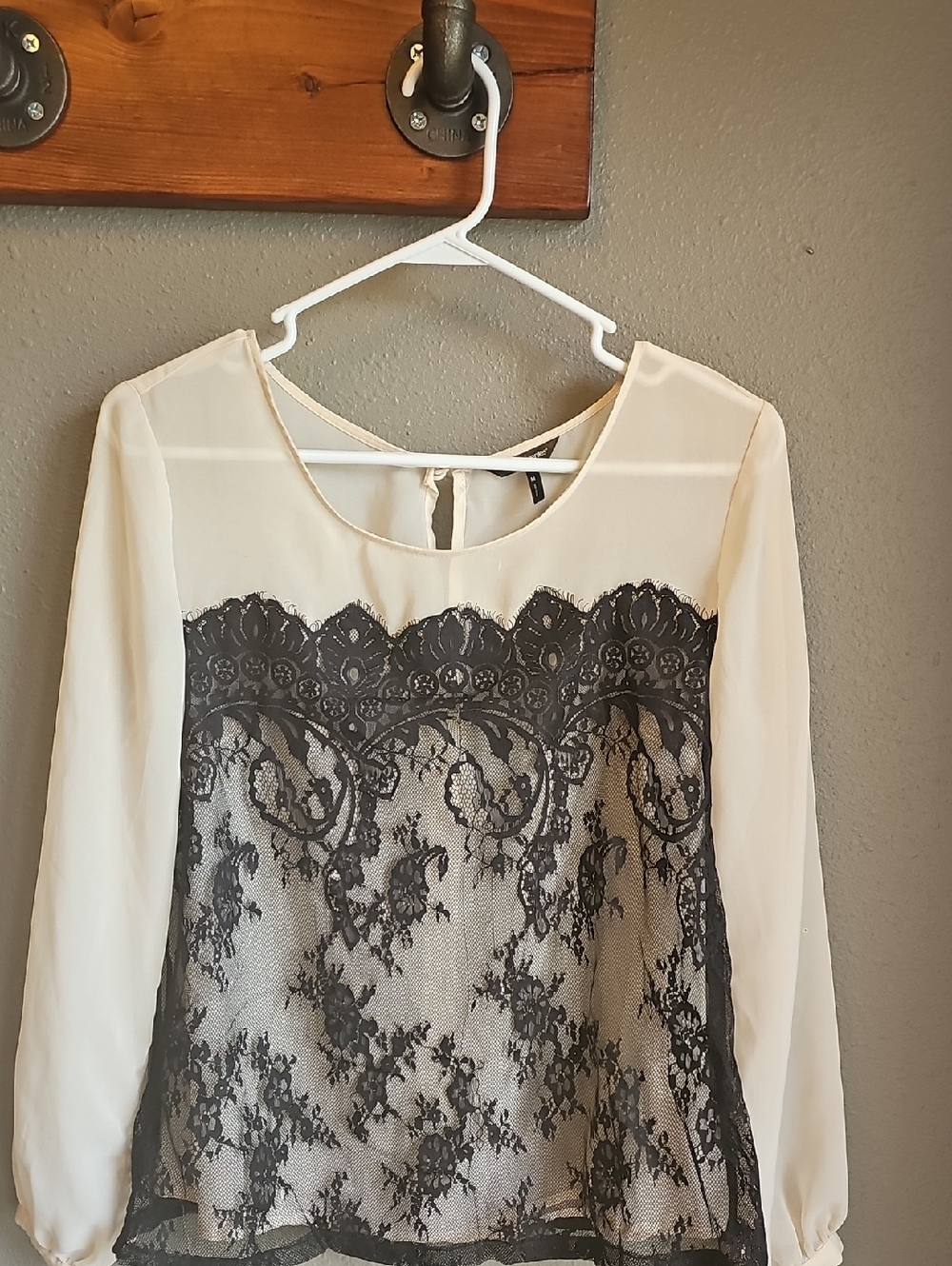 Daisy Fuentes Soft Cream and Lace Blouse